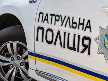 У Луцьку патрульні супроводили до лікарні сім’ю з немовлям, яке потребувало допомоги медиків. ВІДЕО