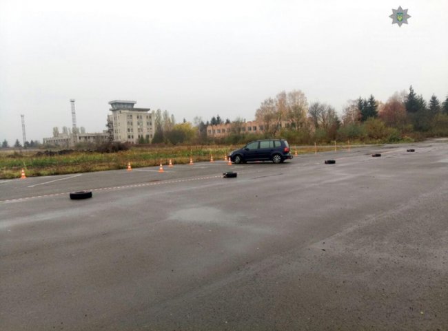 На волинському аеродромі жінок учили кермувати автівками. ФОТО