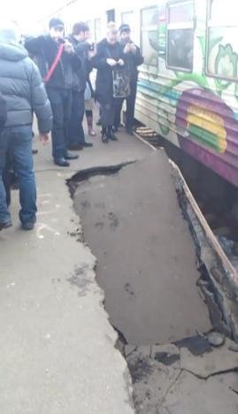На київській залізничній станції обвалився перон. ФОТО. ВІДЕО