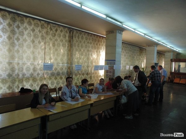 Луцьк голосує. ФОТО