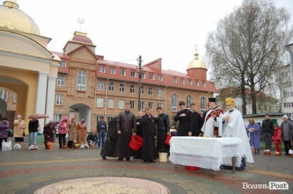 У Луцьку почали освячувати паску. ФОТО