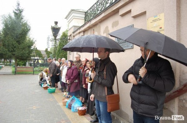 Люди завбачливо прийшли з парасольками