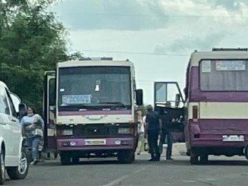 Пасажири переходять міст: як вирішили проблему з доїздом на трасі Луцьк-Львів. ВІДЕО