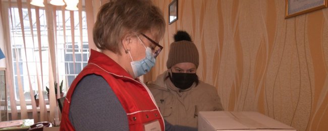 Десять багатодітних родин з Луцька отримали «миколайчики» від Червоного Хреста
