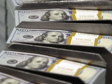 В українських банках знову можна буде купити готівковий долар