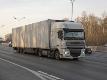 При +30 фури борознять трасу: як руйнують волинську дорогу