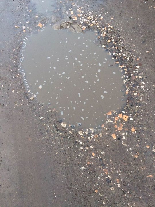 У Луцьку просять відремонтувати «діряву» вулицю. ФОТО