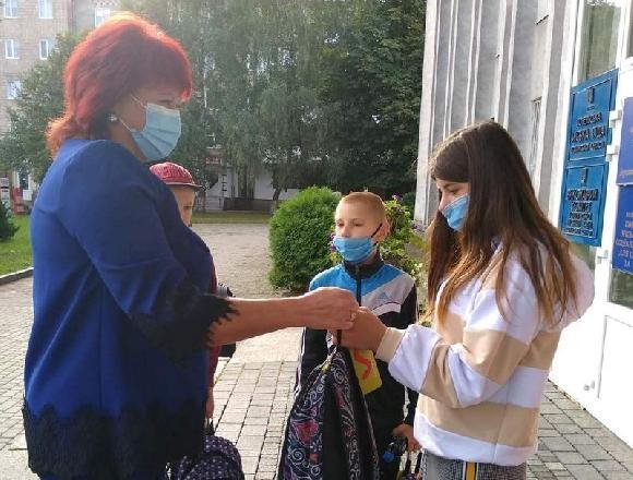 До Дня знань 50 школярів із Ковеля отримали набори шкільного приладдя