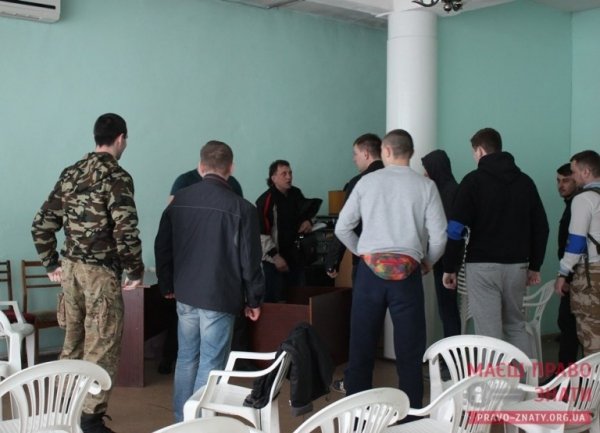 Сміттєва люстрація: у Броварах депутата викинули у сміттєвий бак. ФОТО