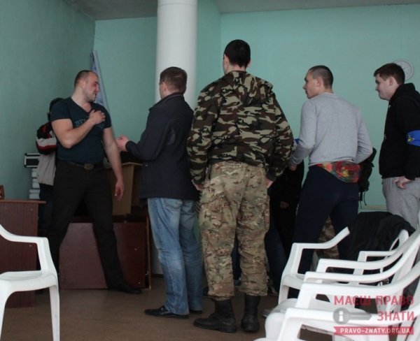 Сміттєва люстрація: у Броварах депутата викинули у сміттєвий бак. ФОТО