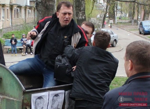 Сміттєва люстрація: у Броварах депутата викинули у сміттєвий бак. ФОТО