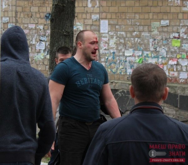 Сміттєва люстрація: у Броварах депутата викинули у сміттєвий бак. ФОТО