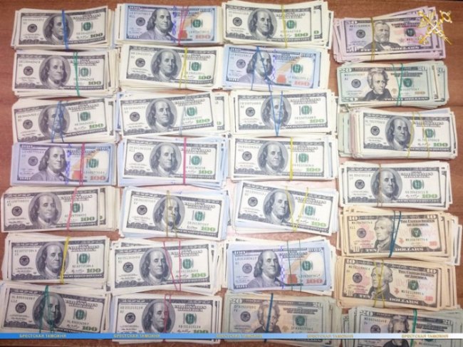 Волинські правоохоронці прогледіли валізу валюти на кордоні