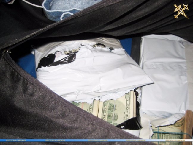 Волинські правоохоронці прогледіли валізу валюти на кордоні