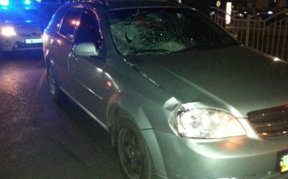 Аварія у Луцьку: автівка на Соборності збила чоловіка. ФОТО