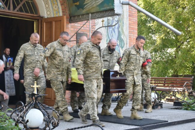 У Луцькій громаді провели в останню дорогу Героя Костянтина Ризванюка