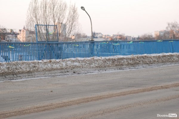 Луцький міст прикрасили синьо-жовтими стрічками. ФОТО