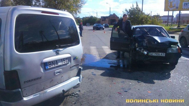 У Луцьку зіткнулися дві автівки: винуватець намагався втекти. ФОТО