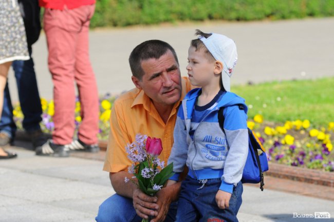 З маками і трояндами: у Луцьку відзначили річницю перемоги над нацизмом. ФОТО