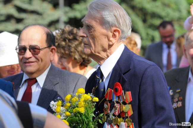 З маками і трояндами: у Луцьку відзначили річницю перемоги над нацизмом. ФОТО