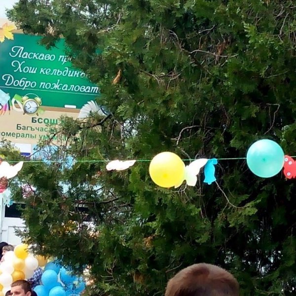 В окупованому Криму патріоти влаштували синьо-жовтий останній дзвоник. ФОТО