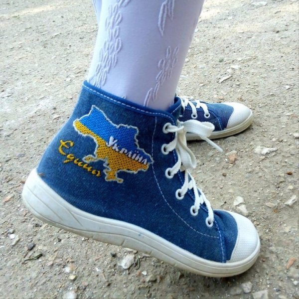 В окупованому Криму патріоти влаштували синьо-жовтий останній дзвоник. ФОТО