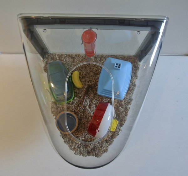 З монітора виходить відмінна клітка для хом'яка