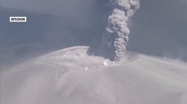 Вулиці засипало попелом: в Японії почалося виверження вулкану