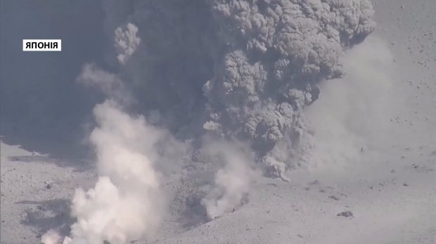 Вулиці засипало попелом: в Японії почалося виверження вулкану