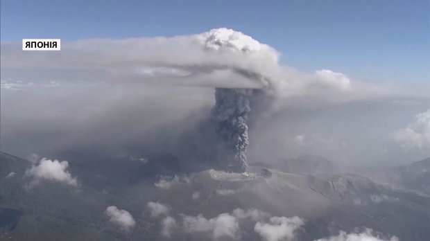 Вулиці засипало попелом: в Японії почалося виверження вулкану