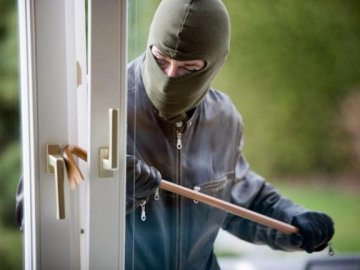 Розігнули грати та вирвали вікно: у селі на Волині обікрали дачу