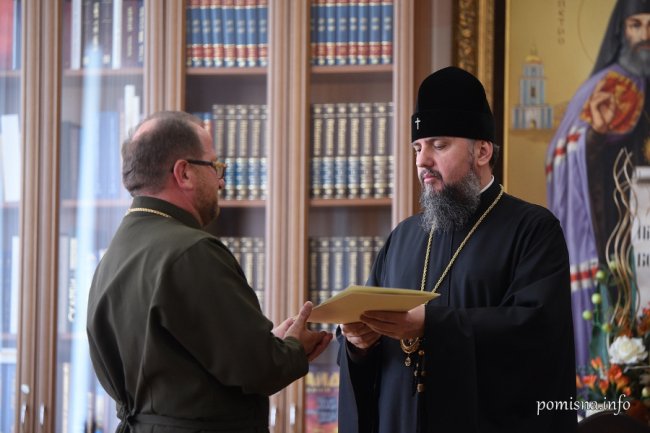 Глава ПЦУ митрополит Епіфаній нагородив медаллю волинського капелана. ФОТО