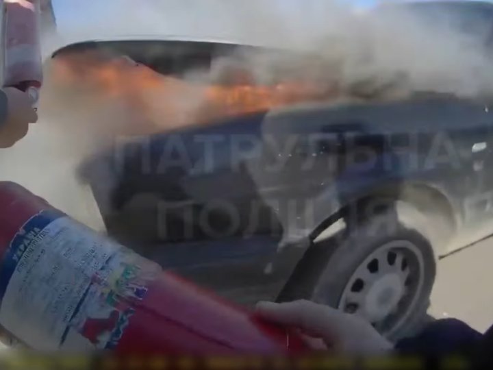 У Луцьку посеред дороги загорівся автомобіль. ВІДЕО