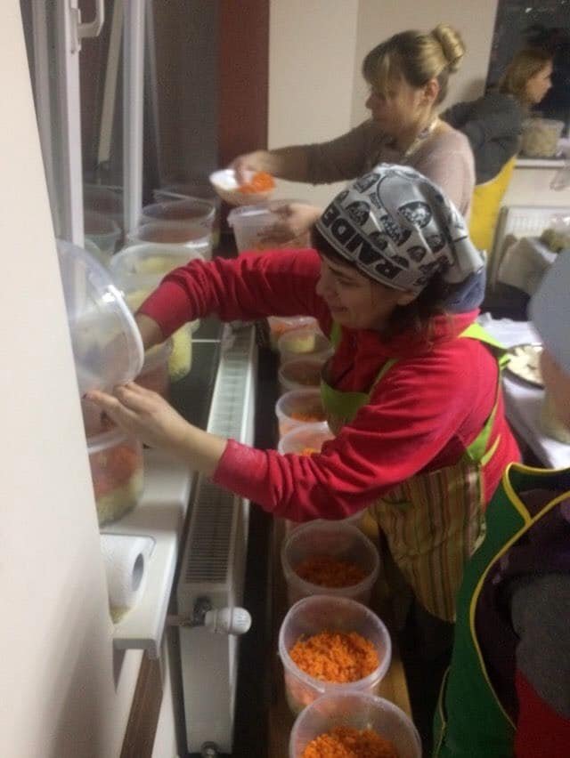 Лучани передали військовим більше 100 кілограмів салату «Олів'є». ФОТО