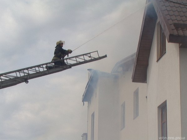Біля Луцька – пожежа на новобудові. ФОТО. ВІДЕО