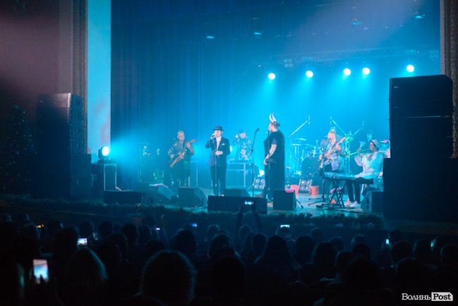 Гурт «Танок на Майдані Конґо» приїхав у Луцьк із вертепом. ФОТО