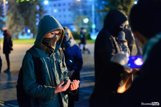 Лучани вийшли на Театральну площу відзначити сьому річницю Майдану. ФОТО