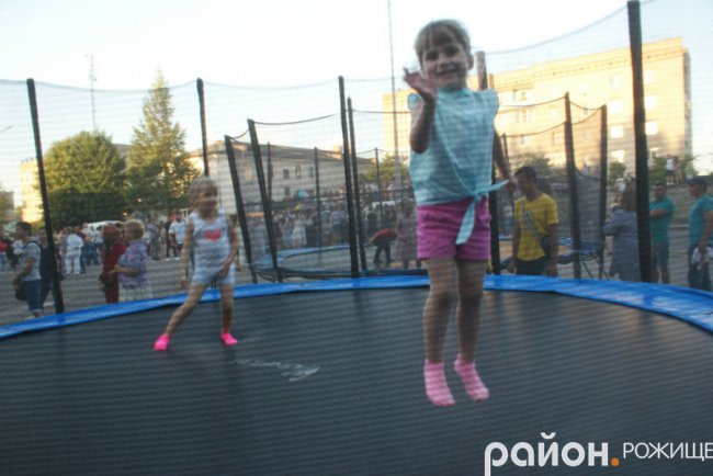 Народні гуляння у місті на Волині. ФОТО