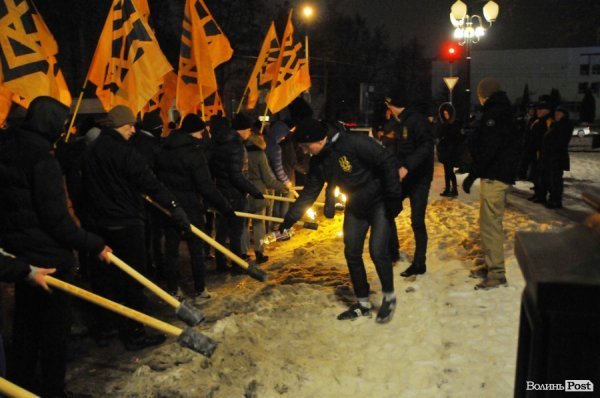 Фаєри, смолоскипи, гасла: Луцьком пройшла хода. ФОТО