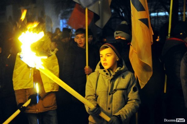 Фаєри, смолоскипи, гасла: Луцьком пройшла хода. ФОТО