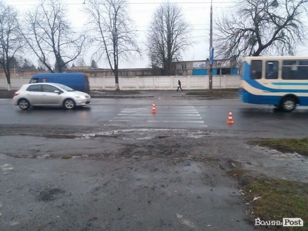 У Луцьку авто збило жінку