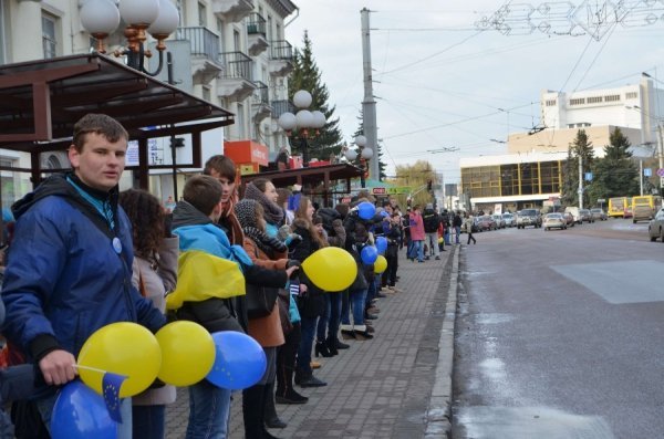 У Луцьку збудували «живий ланцюг» на підтримку євроінтеграції. ФОТО
