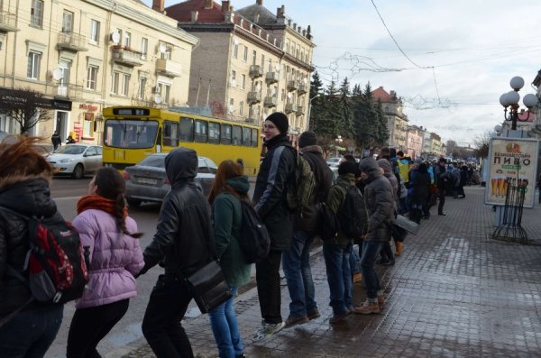 У Луцьку збудували «живий ланцюг» на підтримку євроінтеграції. ФОТО
