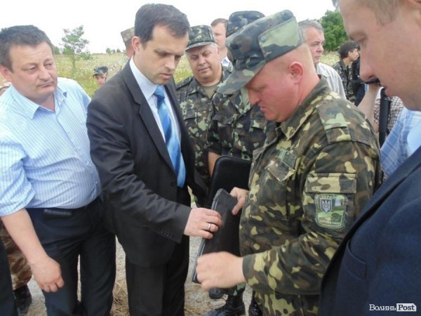 Волинським посадовцям показали солдатське життя. ФОТО