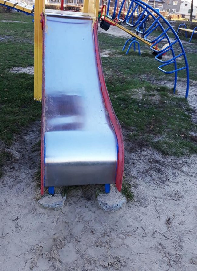 У селищі на Волині – небезпечний дитячий майданчик. ФОТО