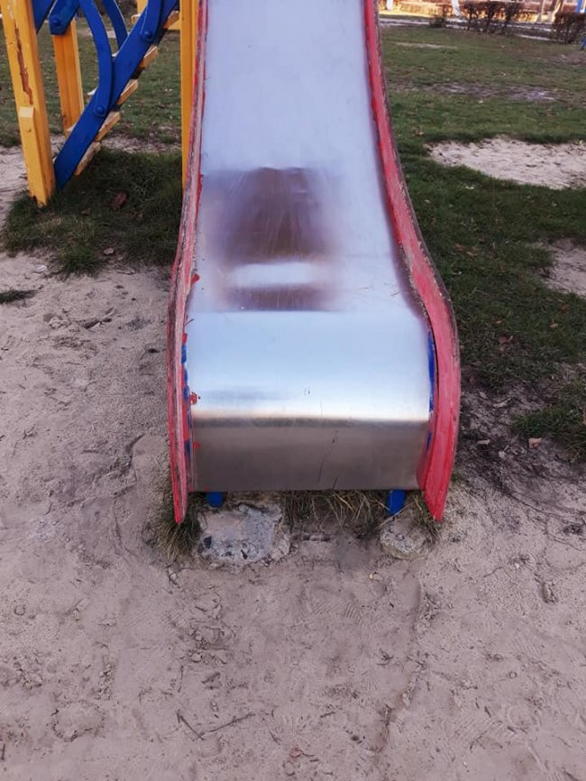 У селищі на Волині – небезпечний дитячий майданчик. ФОТО