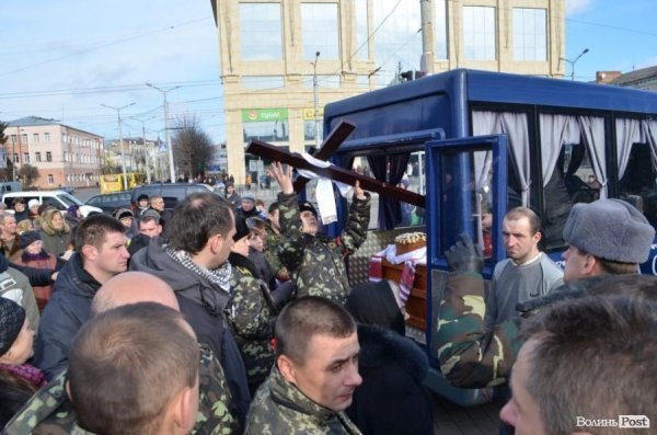 Лучани провели в останню путь бійця, що загинув під Іловайськом. ФОТО