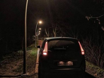 Алеями центрального парку Луцька роз'їжджав легковик. ФОТО