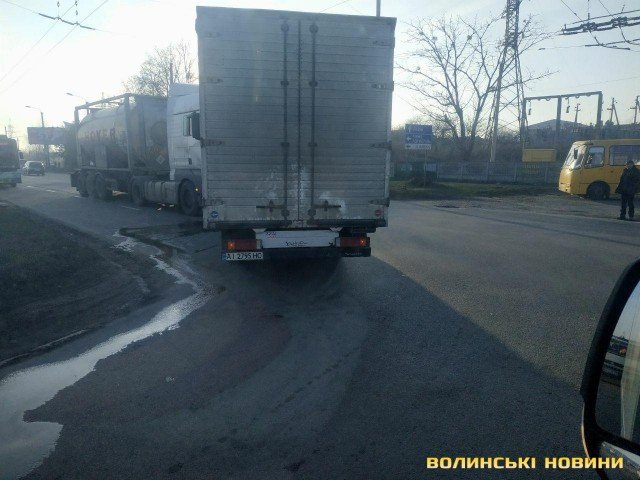 У Луцьку біля заводу зіткнулися дві вантажівки.  ФОТО