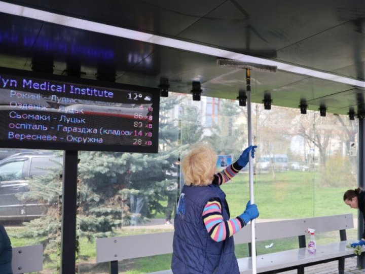 На миття зупинок у Луцьку витратять майже 100 тисяч